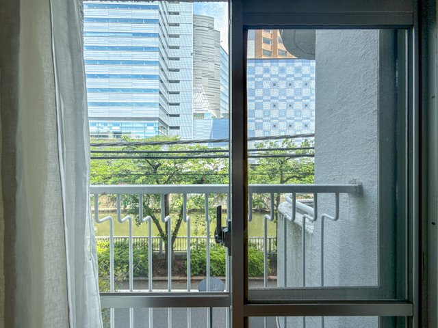 新緑を借景に 206の内観