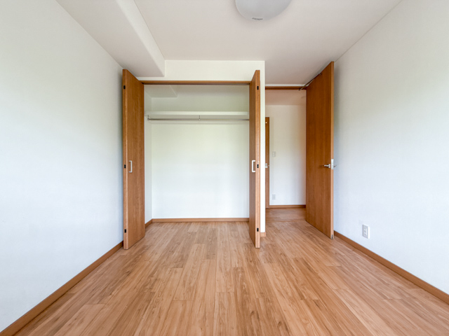 新緑を借景に 206の内観