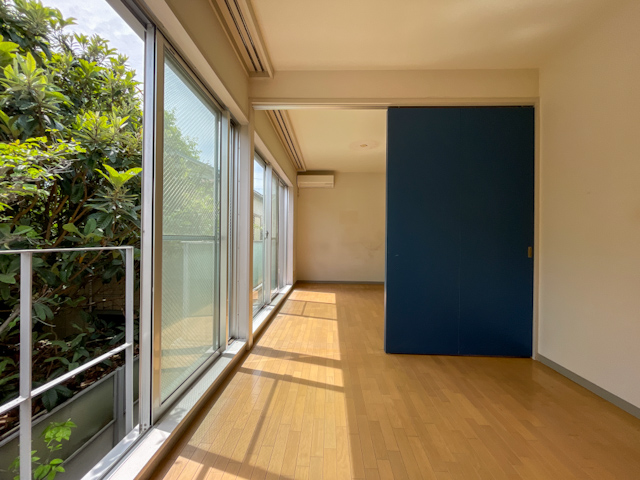 中目で木漏れ日 203の内観