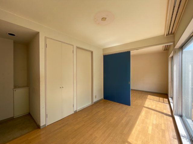 中目で木漏れ日 203の内観