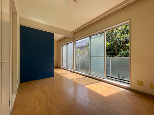 中目で木漏れ日 203の内観