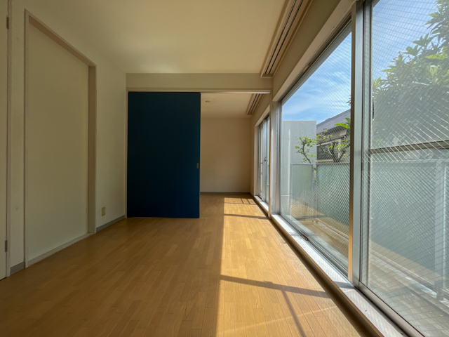 中目で木漏れ日 203の内観