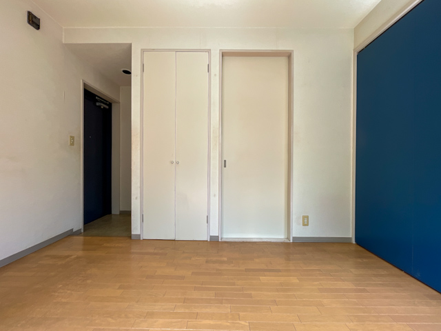 中目で木漏れ日 203の内観