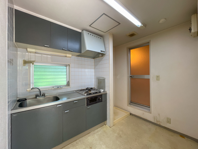 中目で木漏れ日 203の内観