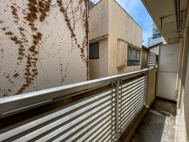 白金の奥のレトロ 201の内観