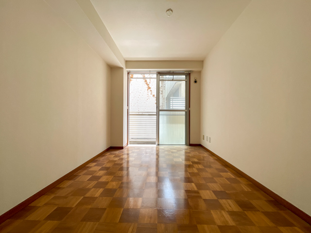 白金の奥のレトロ 201の内観