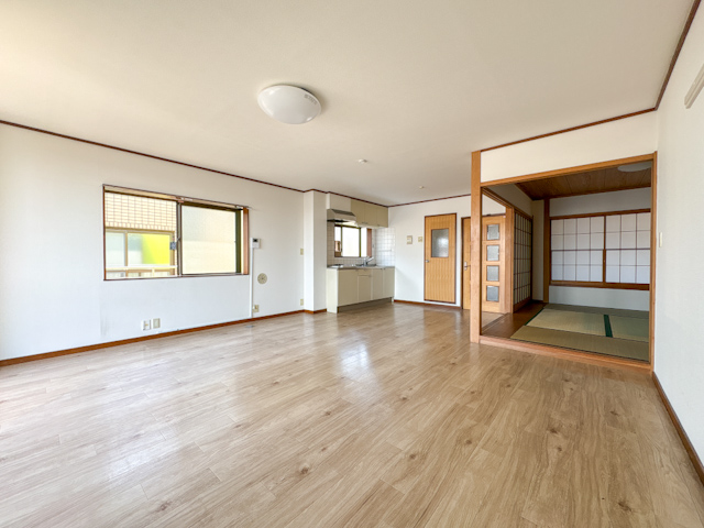 広さ感じる暮らし 301の内観