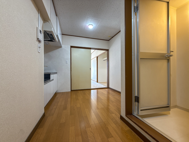 オレンジとネイビー 103の内観