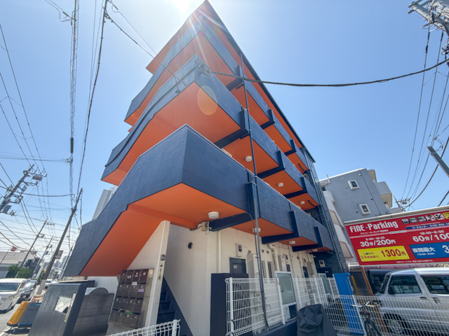 オレンジとネイビー 103の内観