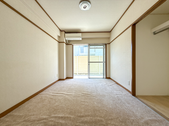 オレンジとネイビー 103の内観