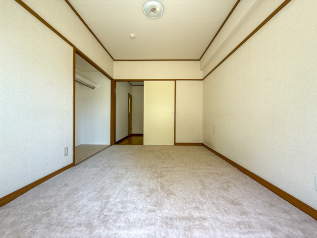 オレンジとネイビー 103の内観