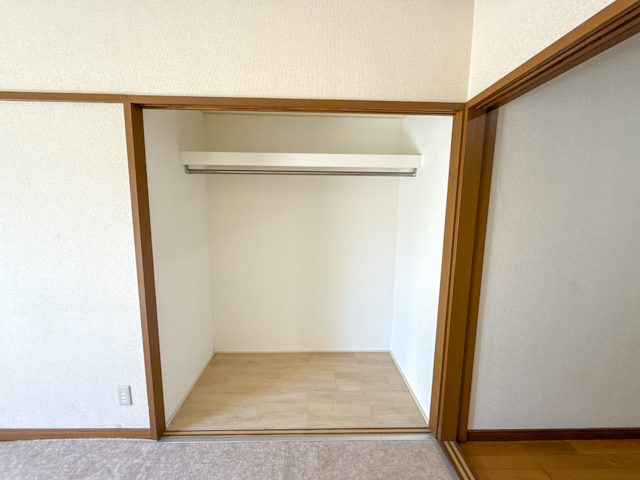 オレンジとネイビー 103の内観