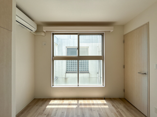 桜が、街の名前になった町 302の内観