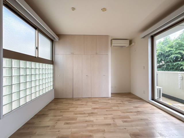 桜が、街の名前になった町 302の内観