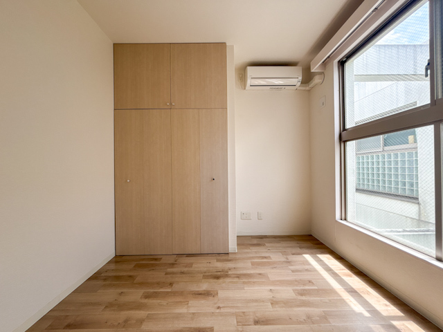 桜が、街の名前になった町 302の内観
