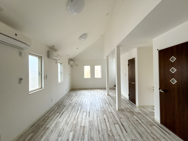屋根裏みたいなメゾネット 202の内観