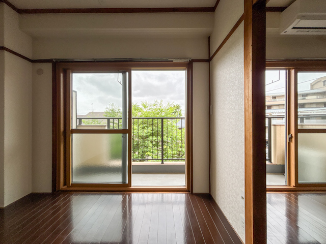 渓谷の近くで、レトロに住まう 301の外観