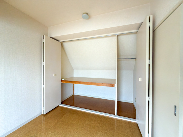 キャンパスのグリーンを借景に 401の内観