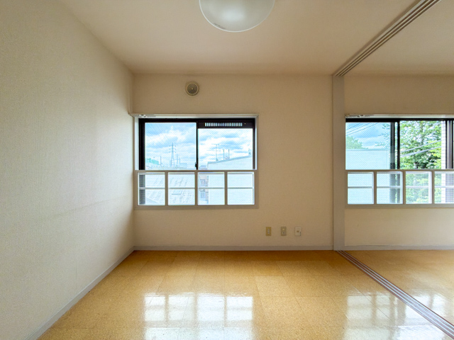 キャンパスのグリーンを借景に 401の内観