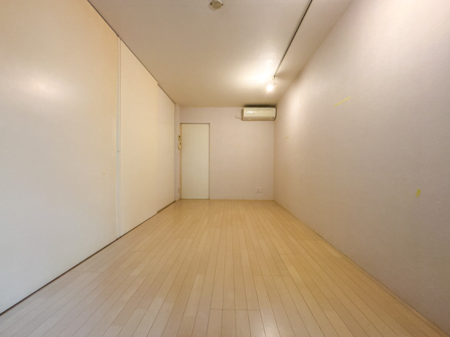 緑を切り取る白い箱 107の内観