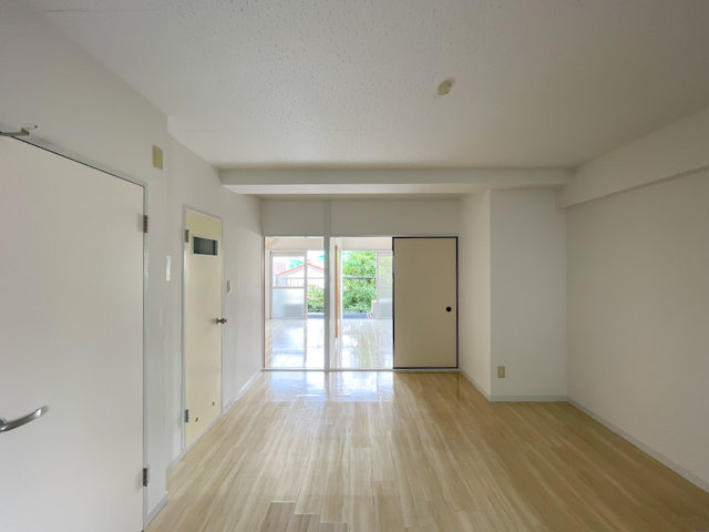 緑を眺めるレトロ暮らし 307の内観