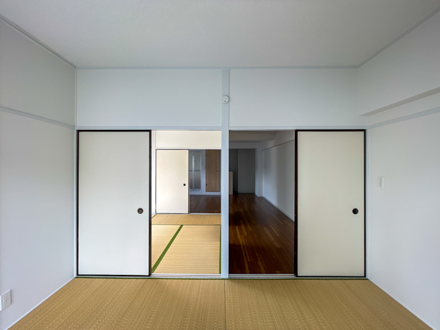 緑を眺めるレトロ暮らし 307の内観