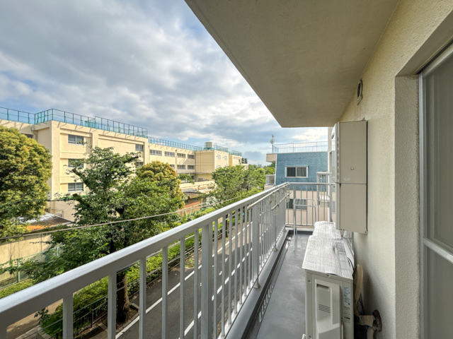 スカイマンションの理由 302の内観