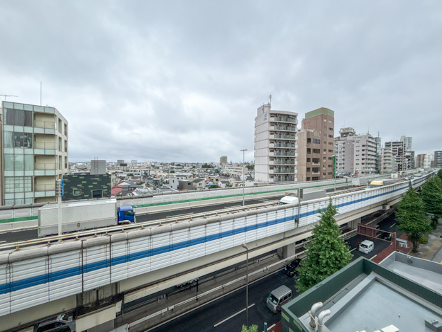 窓いっぱいの駒沢 601の内観
