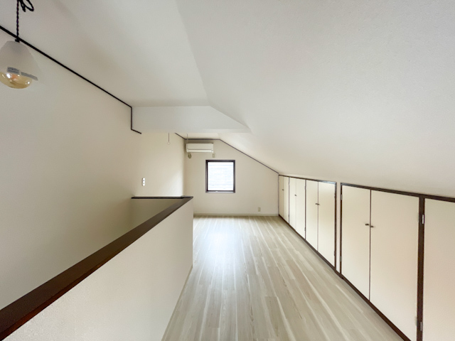 屋根裏気分 202の内観