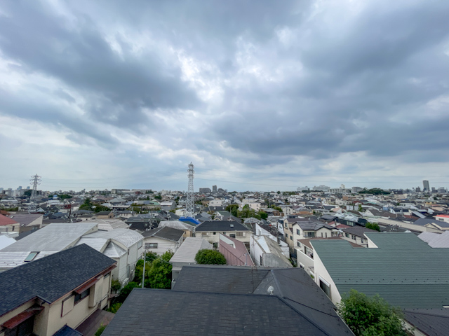 主役はウッドデッキ! 402の外観