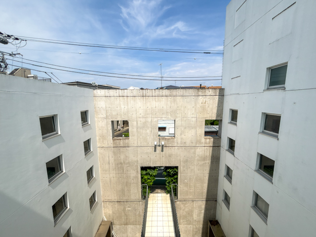 塔の中の青空 301の内観