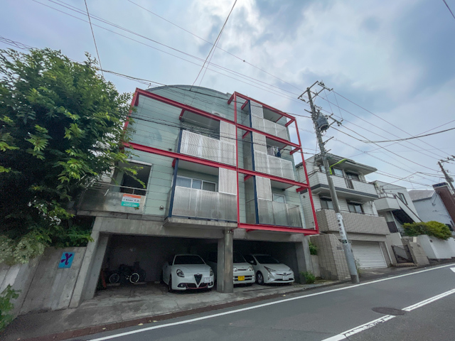 赤と天窓とアーチ 202の内観