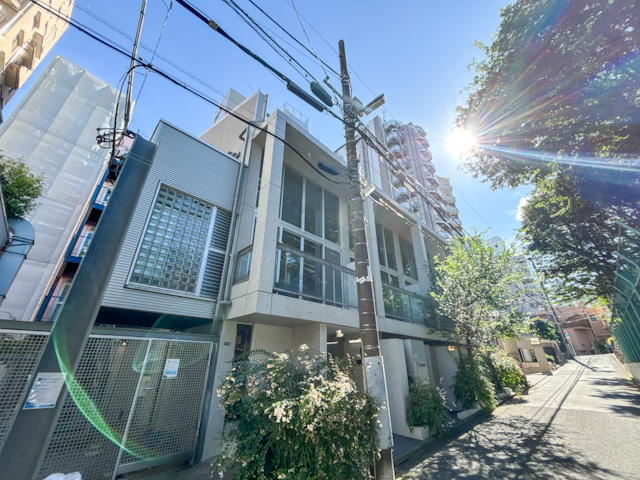 暖色ライトを添えて 105の内観