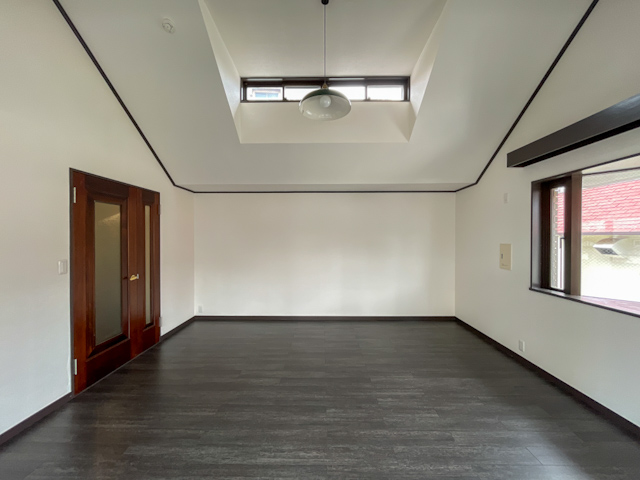 三角屋根の下で R3の内観