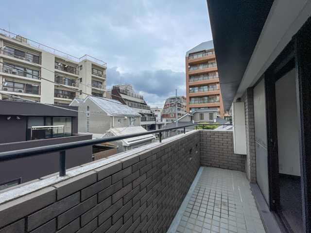 三角屋根の下で R3の内観
