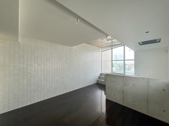 ウッドデッキのある角部屋 601の内観