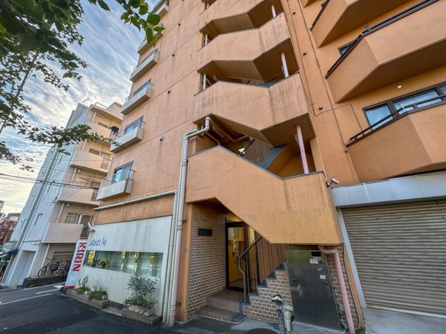 三方向から、こんにちは 501の内観