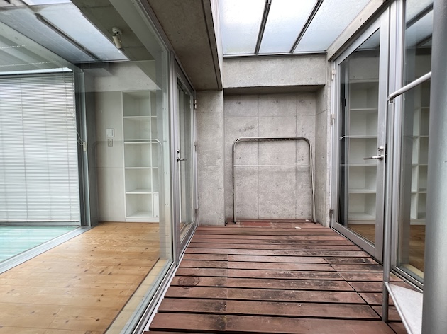 部屋の中に雨が降る N401の内観