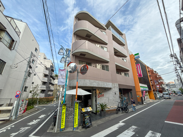 ちょっとしたオレンジ付き! 502の内観