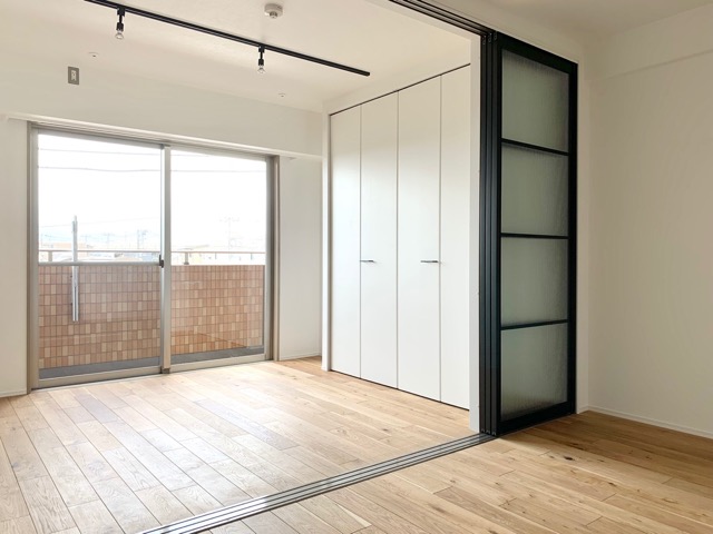 小技が効いてるリノベ 302の内観