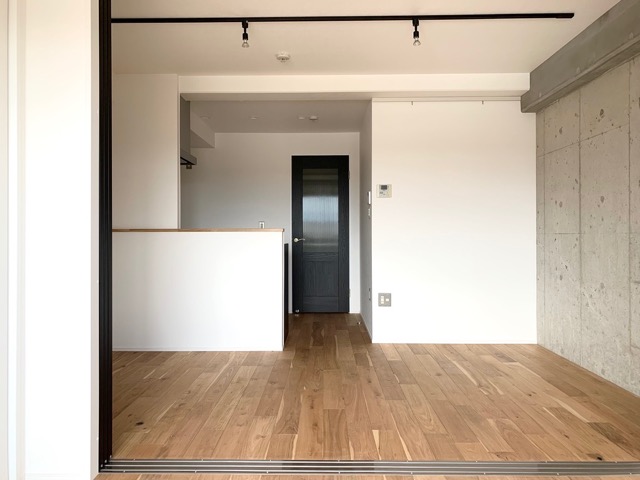 小技が効いてるリノベ 302の内観