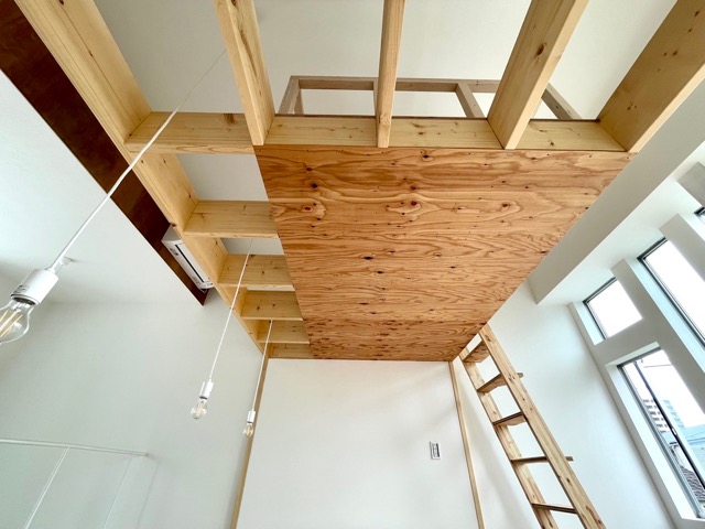 ぐるぐる螺旋のメゾネット 08の内観