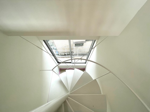 ぐるぐる螺旋のメゾネット 08の内観