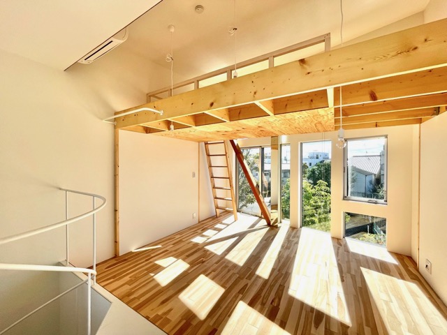 ぐるぐる螺旋のメゾネット 02の内観