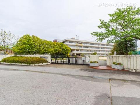 三郷市立前間小学校:900m