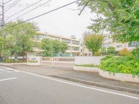 東村山市立久米川小学校：910m