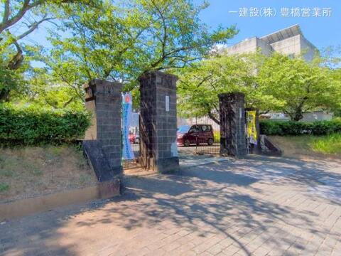 豊橋市立青陵中学校：850m
