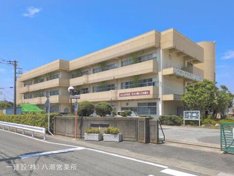 三郷市立八木郷小学校:1300m