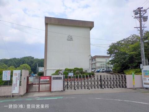 尾張旭市立旭丘小学校:580m