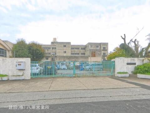 草加市立稲荷小学校:250m